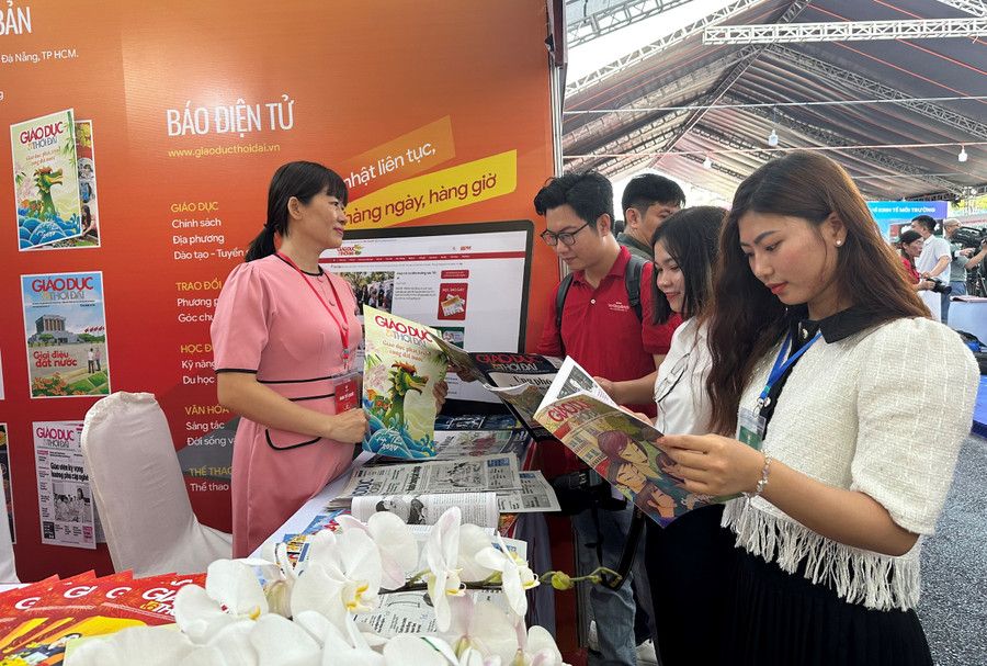 Phóng viên các cơ quan báo chí đón đọc Báo Giáo dục và Thời đại. Phóng viên các cơ quan báo chí đón đọc Báo Giáo dục và Thời đại.