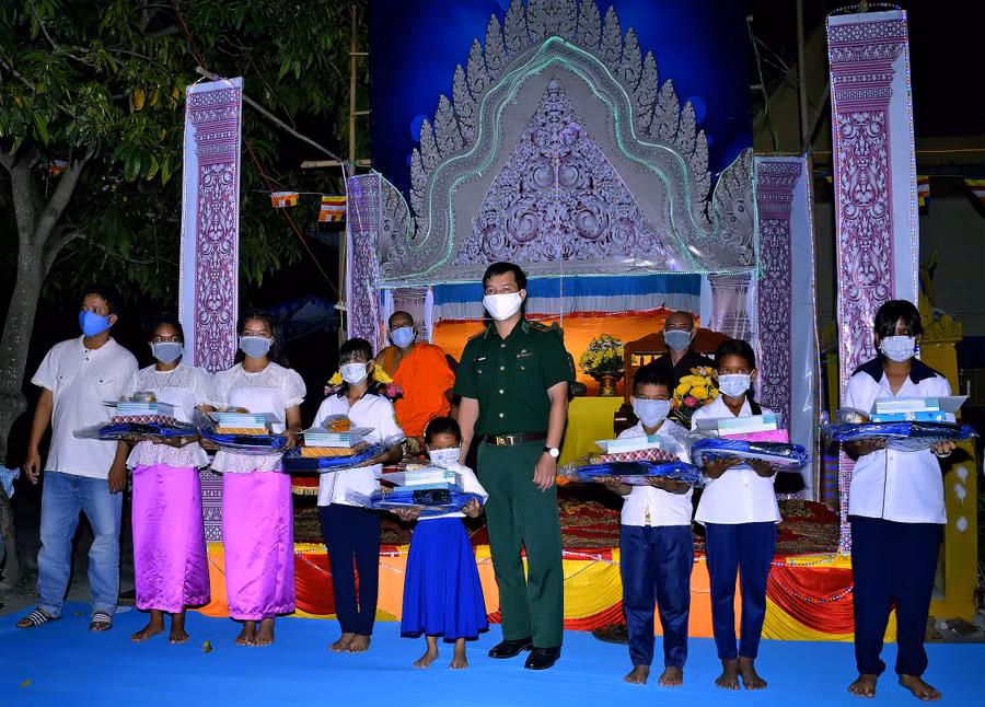 Đồn Biên phòng Nhơn Hưng tặng quà cho học sinh nghèo người Khmer 2 phường An Phú và Nhơn Hưng (thị xã Tịnh Biên, An Giang).