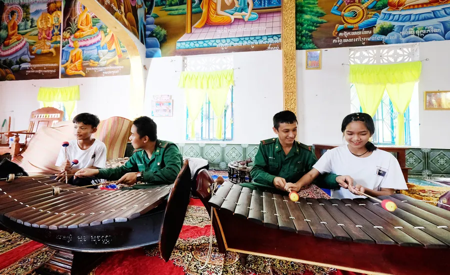 Chiến sĩ Biên phòng học nhạc cụ cổ truyền với các em học sinh người Khmer.