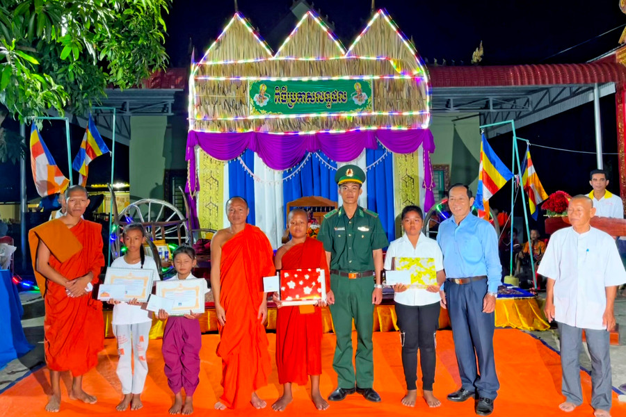 Cán bộ Đồn Biên phòng Nhơn Hưng tặng quà cho học sinh nghèo học giỏi người dân tộc Khmer phường Nhơn Hưng. Cán bộ Đồn Biên phòng Nhơn Hưng tặng quà cho học sinh nghèo học giỏi người dân tộc Khmer phường Nhơn Hưng.