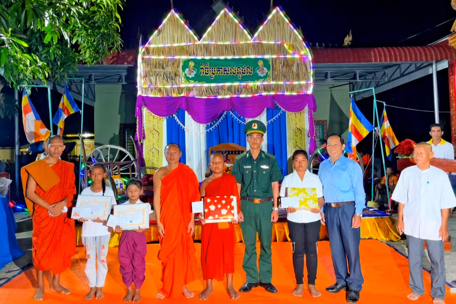 Cán bộ Đồn Biên phòng Nhơn Hưng tặng quà cho học sinh nghèo học giỏi người dân tộc Khmer phường Nhơn Hưng.