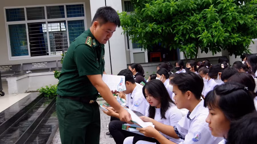Lực lượng BĐBP tỉnh Bà Rịa-Vũng Tàu phát tờ rơi tuyên truyền Luật Biên phòng Việt Nam cho các em học sinh.