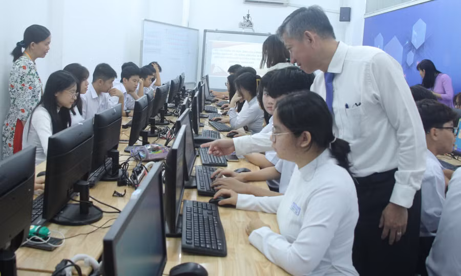 Học sinh Trường THPT Marie Curie tham gia vòng thi trực tuyến.