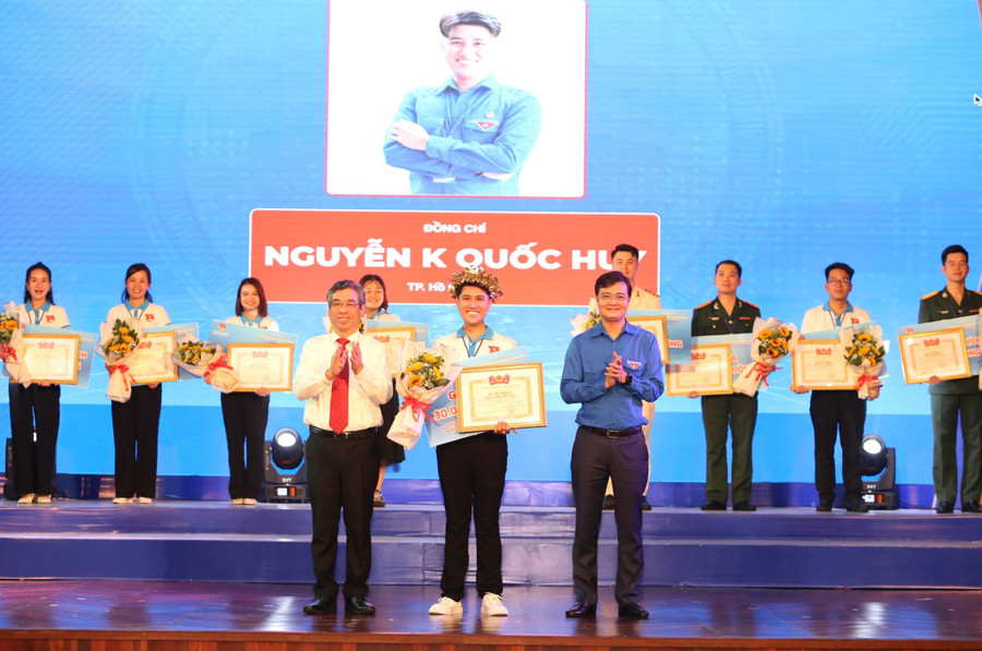 Bí thư thứ nhất Trung ương Đoàn - Bùi Quang Huy (phải) và Phó Bí thư Thành uỷ TPHCM - Nguyễn Phước Lộc trao giải Nhất cho thí sinh Nguyễn Khắc Quốc Huy.