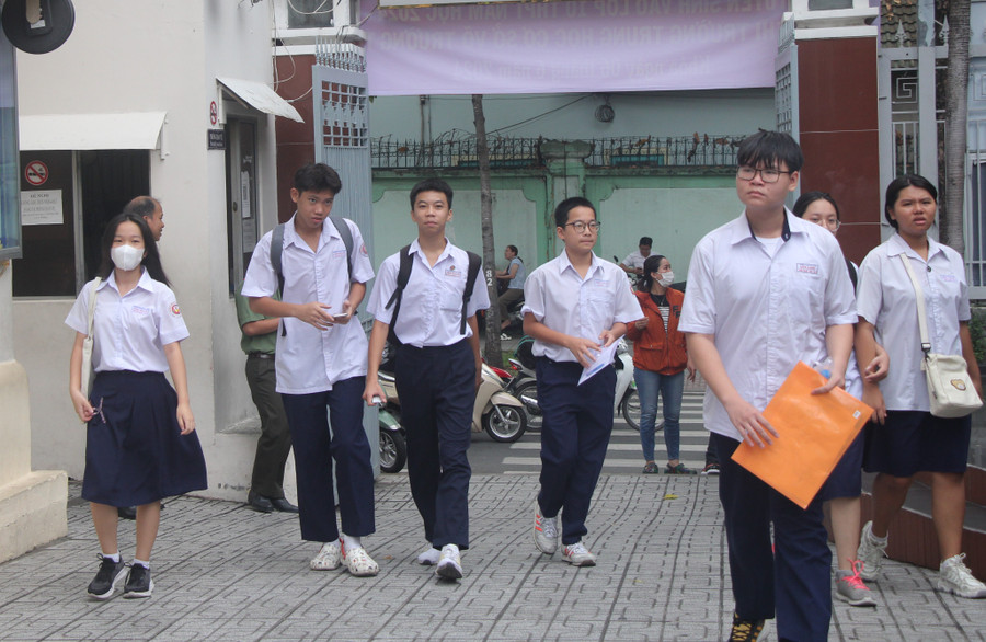 Thí sinh có mặt tại điểm thi Trường THCS Võ Trường Toản từ rất sớm.