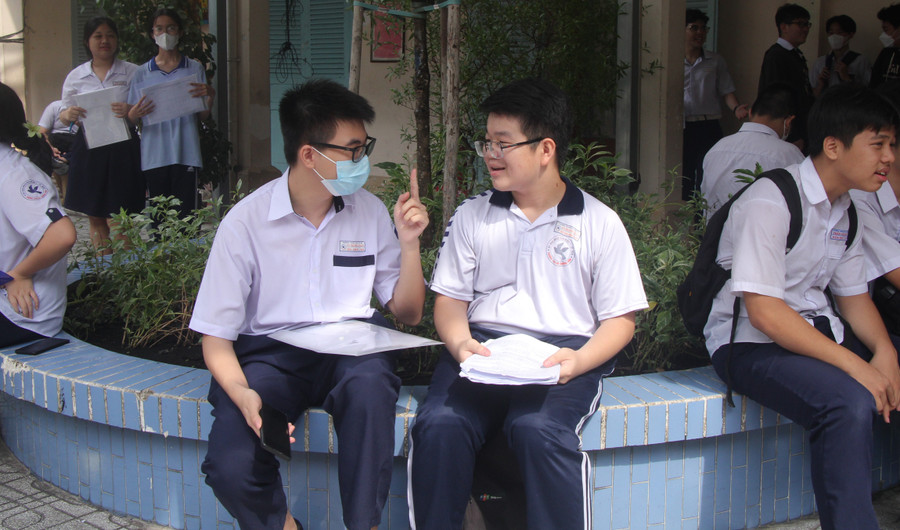 Nhiều thí sinh bình tĩnh, tự tin khi bước vào thi môn Ngữ văn. Nhiều thí sinh bình tĩnh, tự tin khi bước vào thi môn Ngữ văn.