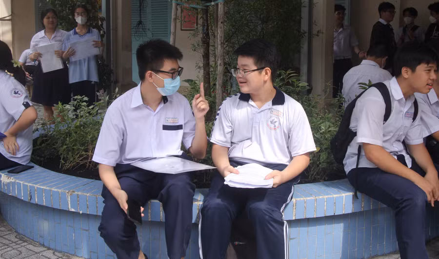 Nhiều thí sinh bình tĩnh, tự tin khi bước vào thi môn Ngữ văn.