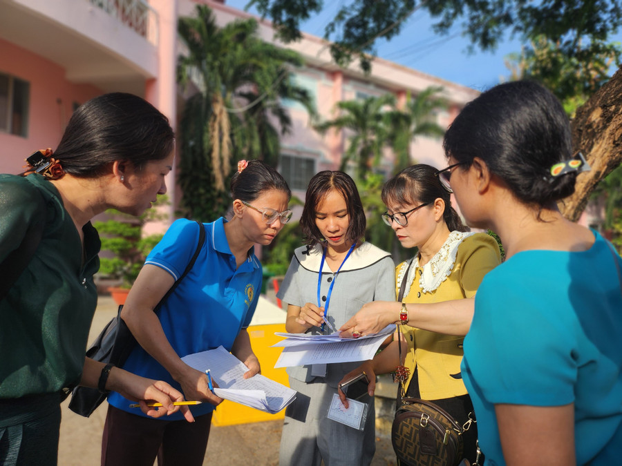 Giáo viên Trường THCS Nguyễn Hiền xem lại danh sách để kiểm tra xem còn em nào chưa đến điểm thi. Giáo viên Trường THCS Nguyễn Hiền xem lại danh sách để kiểm tra xem còn em nào chưa đến điểm thi.