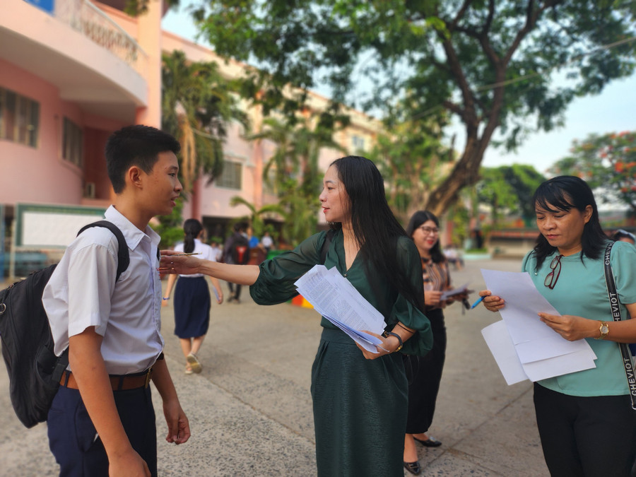 Giáo viên Trường THCS Nguyễn Hiền có mặt tại điểm thi từ sớm để điểm danh học trò đến dự thi.