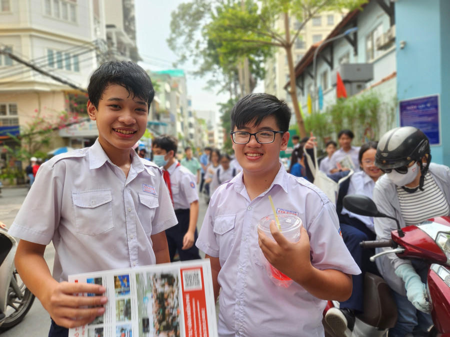 Thí sinh tại điểm thi Trường THCS Bàn Cờ (quận 3) hào hứng sau môn thi Ngoại ngữ.