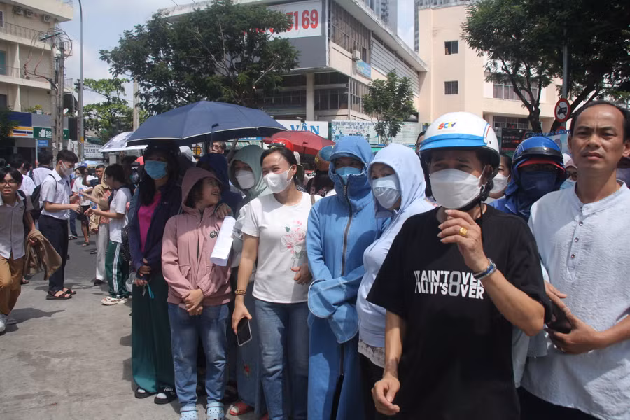 Nhiều phụ huynh tại điểm thi Trường THPT Nguyễn Khuyến cũng phấn khởi khi thấy thí sinh nhận xét đề thi năm nay không khó.