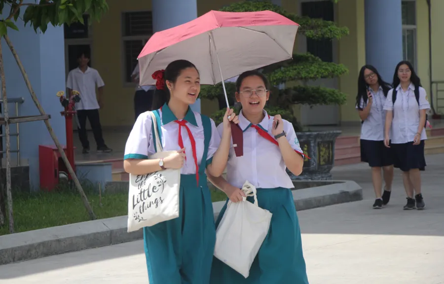 Học sinh tại điểm thi trường THPT Nguyễn Khuyến (quận 10) phấn khởi sau thi môn Ngữ văn.