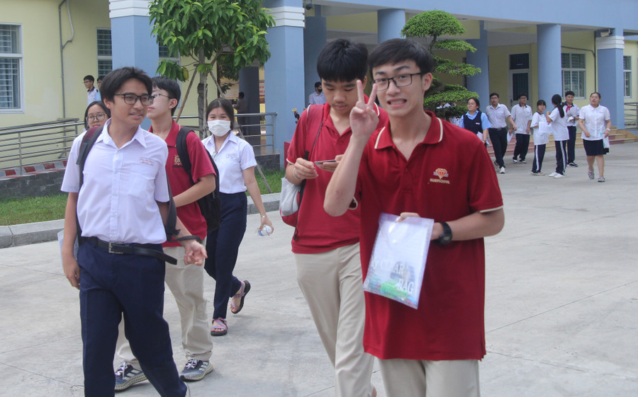 Nhiều thí sinh tại điểm thi Trường THPT Nguyễn Khuyến cho biết đề thi năm nay vừa sức.