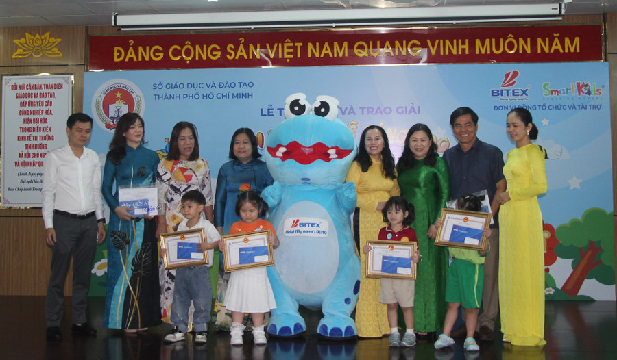 Lãnh đạo Phòng Giáo dục mầm non (Sở GD&amp;ĐT TPHCM) cùng Công ty BITEX trao giấy khen cho trẻ đạt giải.