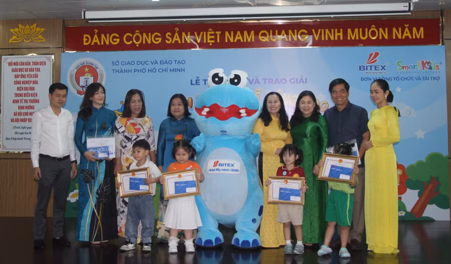 Lãnh đạo Phòng Giáo dục mầm non (Sở GD&amp;ĐT TPHCM) cùng Công ty BITEX trao giấy khen cho trẻ đạt giải.