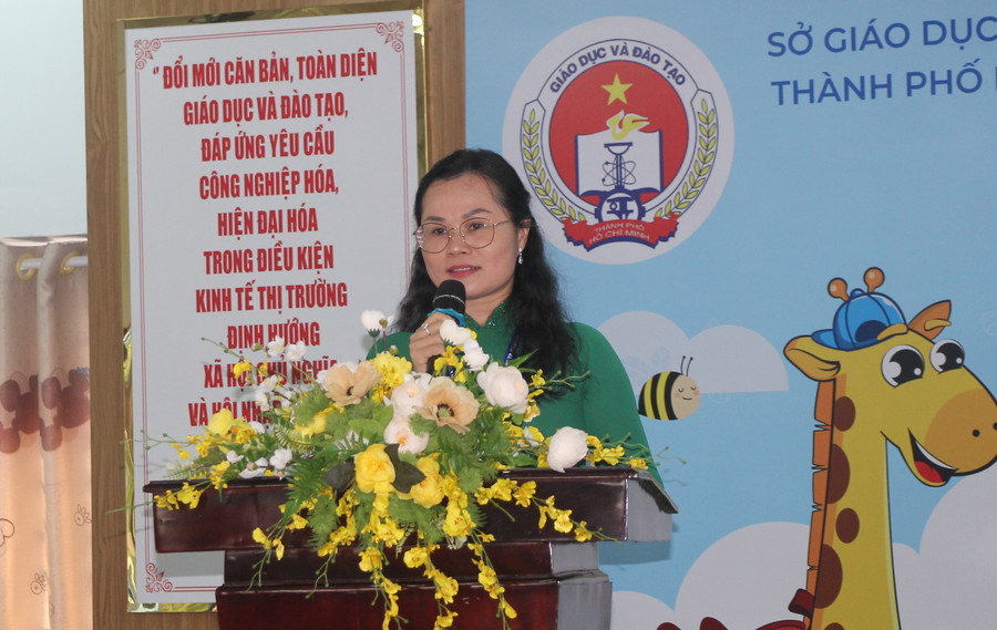 Bà Lê Thụy Mỵ Châu phát biểu tại buổi lễ.