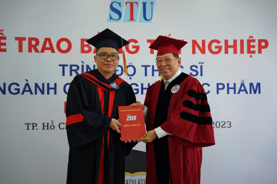 PGS.TS Cao Hào Thi – Hiệu trưởng Trường ĐH Công Nghệ Sài Gòn trao bằng Thạc sĩ cho học viên.