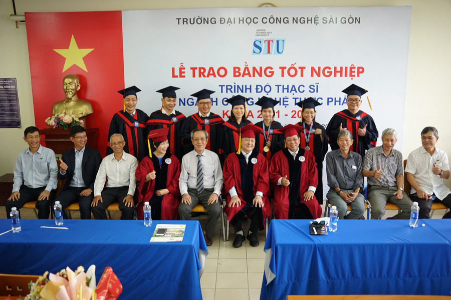 Các tân Thạc sĩ chụp hình lưu niệm cùng với Ban Giám hiệu Nhà trường, các thầy cô khoa Công nghệ thực phẩm và đại biểu.