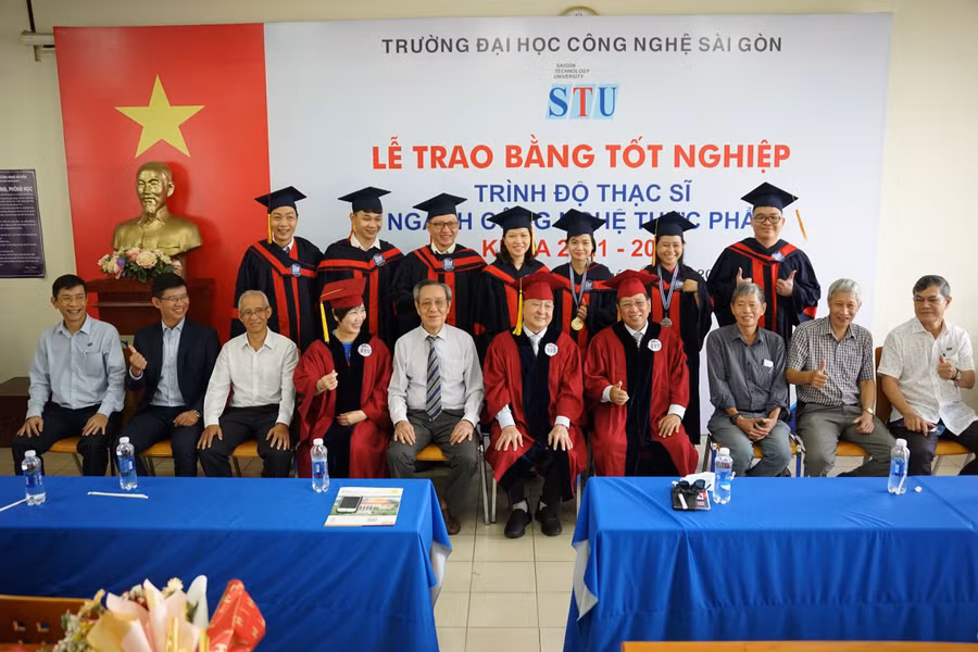 Các tân Thạc sĩ chụp hình lưu niệm cùng với Ban Giám hiệu Nhà trường, các thầy cô khoa Công nghệ thực phẩm và đại biểu. Các tân Thạc sĩ chụp hình lưu niệm cùng với Ban Giám hiệu Nhà trường, các thầy cô khoa Công nghệ thực phẩm và đại biểu.