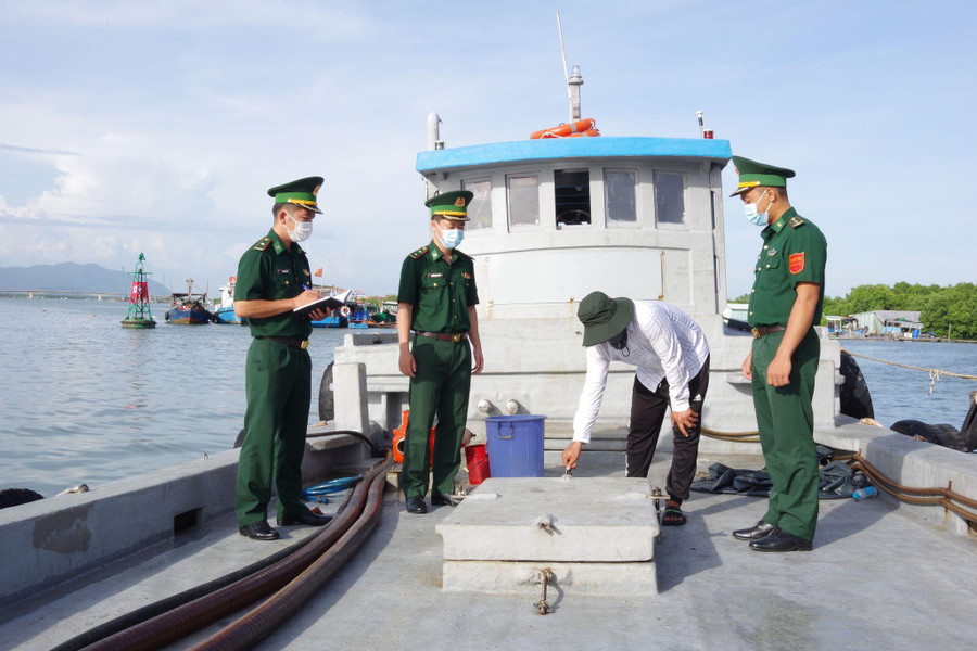 Lực lượng chức năng tiến hành kiểm tra phương tiện và hàng hóa trên tàu BV. 0420H.