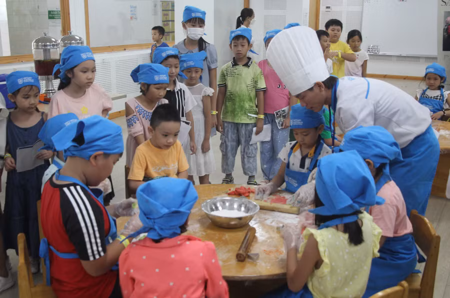 Trẻ hào hứng trải nghiệm hoạt động làm bánh.