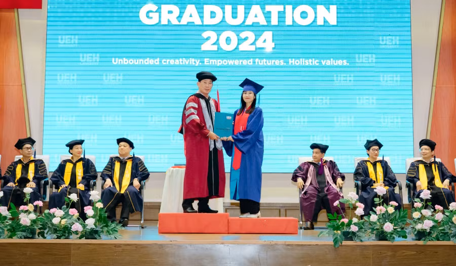 Tân cử nhân nhận bằng tốt nghiệp.