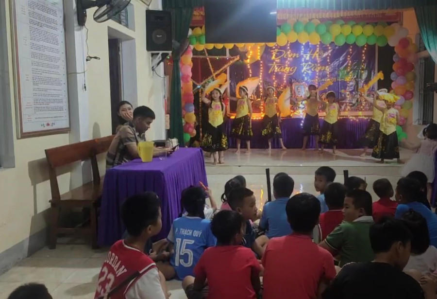 Mặc dù bên ngoài trời mưa lớn, nhưng bên trong nhiều tổ dân phố, hội quán thôn xóm tại TP Hà Tĩnh vẫn rộn ràng tổ chức Đêm hội Trăng rằm đơn giản và ấm cúng cho các em thiếu nhi.