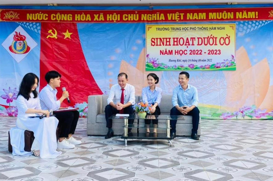 Một tiết Hoạt động trải nghiệm, hướng nghiệp bằng hình thức sinh hoạt dưới cờ với chủ đề &quot;Giao lưu với các tấm gương tích cực tham gia hoạt động xã hội&quot; tại Trường THPT Hàm Nghi.