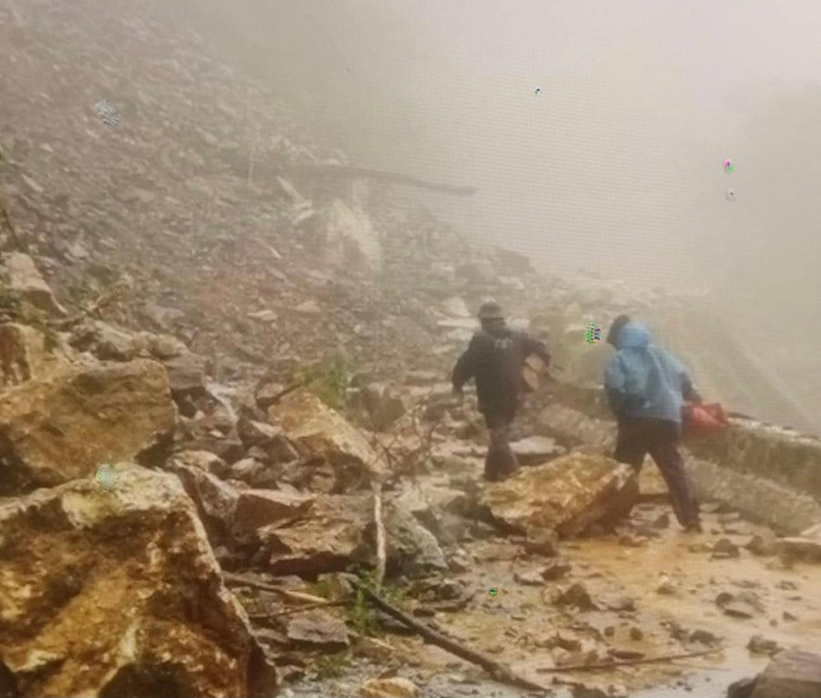 Đất đá ngổn ngang trên đường sau sạt lở.