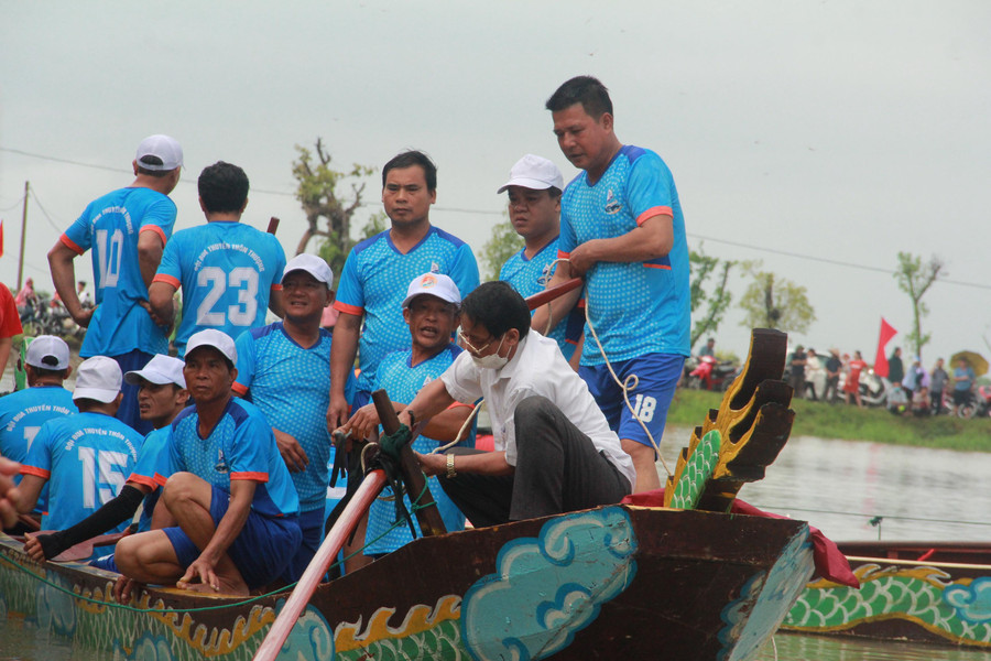 Mỗi đội thuyền tham dự có 14 vận động viên được tuyển chọn từ các nam thanh niên, trung niên có sức khỏe tại các thôn xóm. Mỗi đội thuyền tham dự có 14 vận động viên được tuyển chọn từ các nam thanh niên, trung niên có sức khỏe tại các thôn xóm.