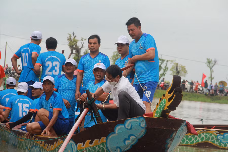 Mỗi đội thuyền tham dự có 14 vận động viên được tuyển chọn từ các nam thanh niên, trung niên có sức khỏe tại các thôn xóm.