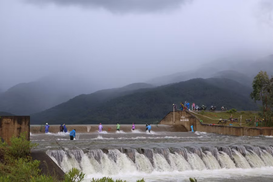 Sau nhiều ngày mưa lớn, mực nước tại khu vực đập thủy lợi Cu Lây (xã Thuần Thiện, huyện Can Lộc, Hà Tĩnh) dâng cao, tràn xuống kênh về vùng hạ du. Sau nhiều ngày mưa lớn, mực nước tại khu vực đập thủy lợi Cu Lây (xã Thuần Thiện, huyện Can Lộc, Hà Tĩnh) dâng cao, tràn xuống kênh về vùng hạ du.