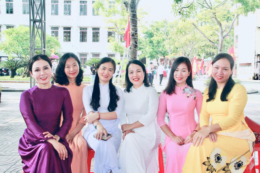 Giáo viên cũng rạng ngời trong những tà áo dài trong ngày đầu năm học mới.