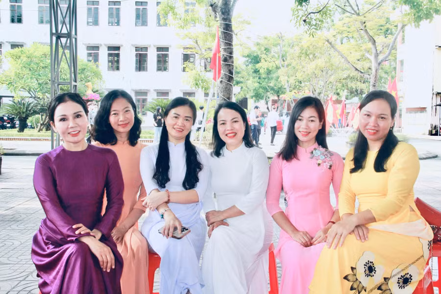 Giáo viên cũng rạng ngời trong những tà áo dài trong ngày đầu năm học mới.