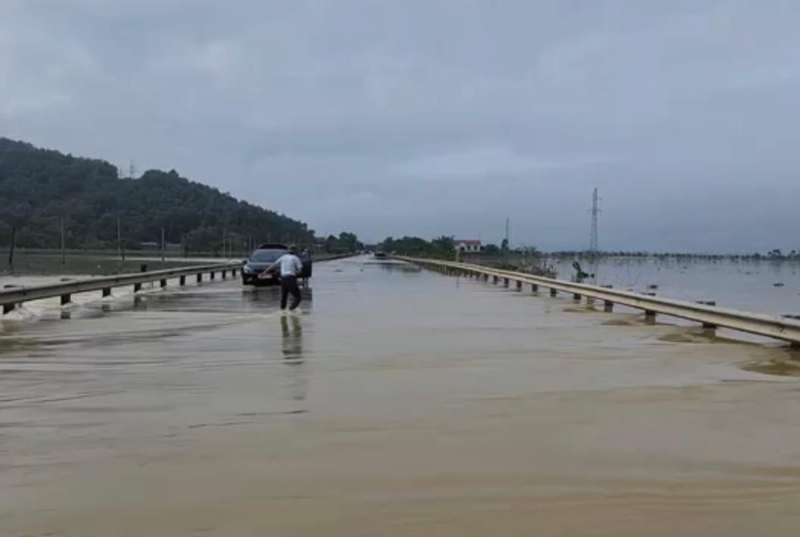QL 1A đoạn qua xã Xuân Lam (huyện Nghi Xuân, Hà Tĩnh) bị ngập sâu trong nước. QL 1A đoạn qua xã Xuân Lam (huyện Nghi Xuân, Hà Tĩnh) bị ngập sâu trong nước.