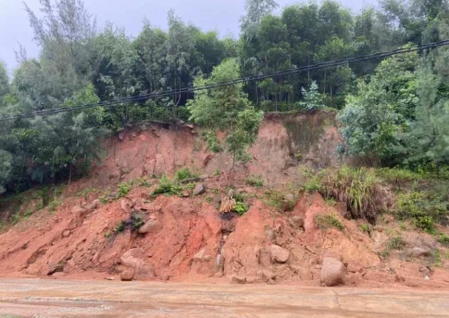 Chính quyền địa phương đã huy động máy móc bốc dỡ đất đá để giải phóng tuyến đường, đảm bảo giao thông. Chính quyền địa phương đã huy động máy móc bốc dỡ đất đá để giải phóng tuyến đường, đảm bảo giao thông.