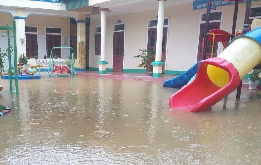 Sau khi lũ rút sẽ dọn dẹp vệ sinh sạch sẽ mới đón học sinh trở lại trường. Trong ảnh: Điểm Trường Mầm non Kim Hoa tại thôn Phúc Sơn (cũ). Sau khi lũ rút sẽ dọn dẹp vệ sinh sạch sẽ mới đón học sinh trở lại trường. Trong ảnh: Điểm Trường Mầm non Kim Hoa tại thôn Phúc Sơn (cũ).