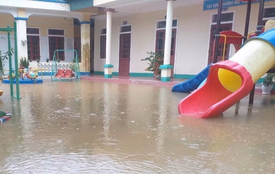 Sau khi lũ rút sẽ dọn dẹp vệ sinh sạch sẽ mới đón học sinh trở lại trường. Trong ảnh: Điểm Trường Mầm non Kim Hoa tại thôn Phúc Sơn (cũ).