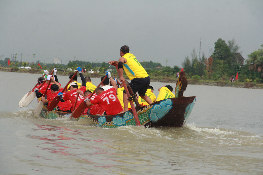 Sau lễ buông phao, bắn phát súng báo hiệu xuất phát, các đội tranh tài bắt đầu bứt tốc quyết liệt. Sau lễ buông phao, bắn phát súng báo hiệu xuất phát, các đội tranh tài bắt đầu bứt tốc quyết liệt.
