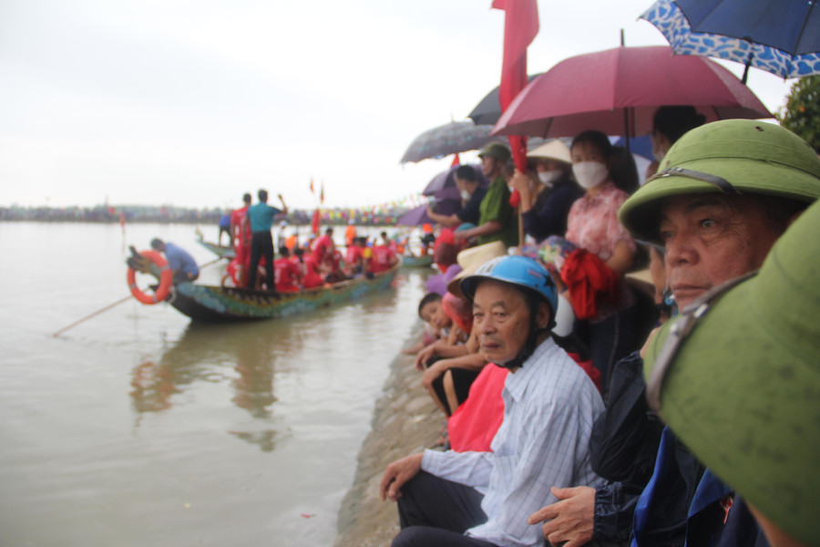 Hòa chung không khí sôi nổi của các hoạt động chào mừng Quốc khánh 2/9, người dân vùng ven đô Thạch Hạ (TP Hà Tĩnh) tổ chức Lễ hội đua thuyền truyền thống và các trò chơi dân gian. Hòa chung không khí sôi nổi của các hoạt động chào mừng Quốc khánh 2/9, người dân vùng ven đô Thạch Hạ (TP Hà Tĩnh) tổ chức Lễ hội đua thuyền truyền thống và các trò chơi dân gian.