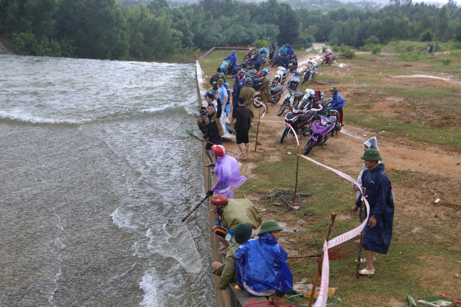Mặc dù, chính quyền địa phương đã phát thông báo và giăng dây lập rào chắn để cảnh báo nguy hiểm nhưng người dân vẫn liều mình vớt &quot;lộc trời&quot;.