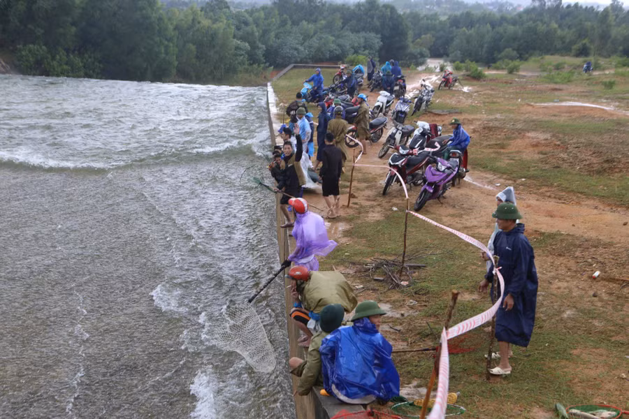 Mặc dù, chính quyền địa phương đã phát thông báo và giăng dây lập rào chắn để cảnh báo nguy hiểm nhưng người dân vẫn liều mình vớt "lộc trời". Mặc dù, chính quyền địa phương đã phát thông báo và giăng dây lập rào chắn để cảnh báo nguy hiểm nhưng người dân vẫn liều mình vớt "lộc trời".