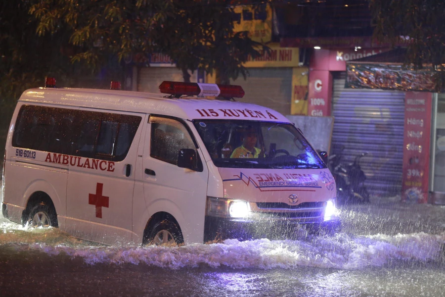 Phương tiện di chuyển khó khăn trong mưa lớn.