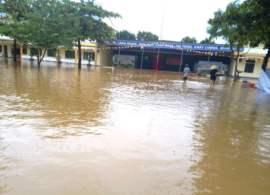 Sáng nay (30/9), tất cả học sinh các xã vùng ngoài đê huyện Đức Thọ đã được nghỉ học. (Ảnh Đài TH Đức Thọ). Sáng nay (30/9), tất cả học sinh các xã vùng ngoài đê huyện Đức Thọ đã được nghỉ học. (Ảnh Đài TH Đức Thọ).