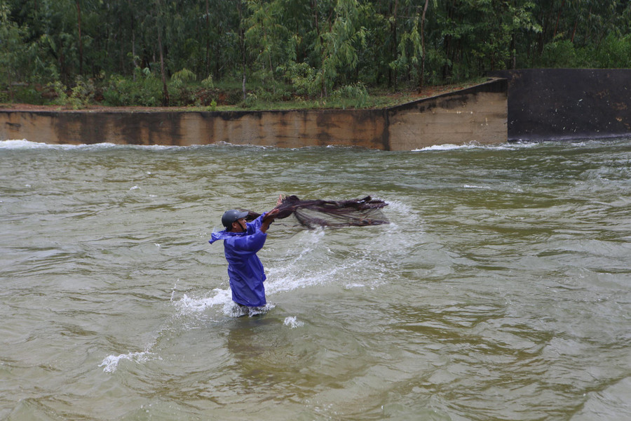 Chỉ mất vài phút, cá đã sa vào lưới các vợt thủ. Có những người bắt từ 7h – 11h thu về hàng chục kg cá.