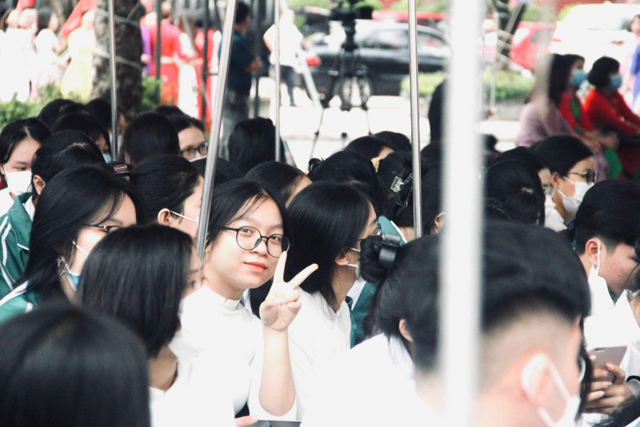 Em Trần Thị Thanh Tâm (lớp 12D4) tâm sự: “Năm nay, em không phải chào cờ qua màn hình máy tính nên tâm trạng của em cũng háo hức hơn. Đây là năm cuối cùng tại ngôi trường cấp 3, nên em sẽ chụp thật nhiều ảnh trong ngày khai giảng để lưu lại kỷ niệm”.