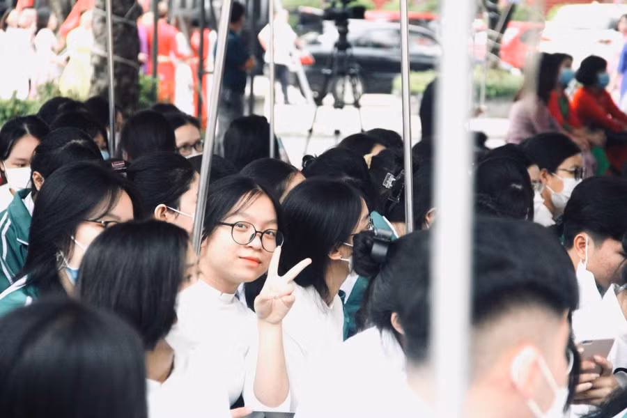 Em Trần Thị Thanh Tâm (lớp 12D4) tâm sự: “Năm nay, em không phải chào cờ qua màn hình máy tính nên tâm trạng của em cũng háo hức hơn. Đây là năm cuối cùng tại ngôi trường cấp 3, nên em sẽ chụp thật nhiều ảnh trong ngày khai giảng để lưu lại kỷ niệm”.