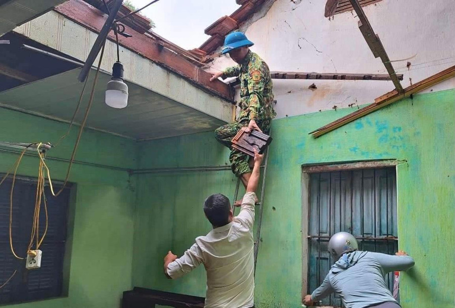 Người dân huyện Nghi Xuân gia cố lại nhà cửa sau trận lốc xoáy. Người dân huyện Nghi Xuân gia cố lại nhà cửa sau trận lốc xoáy.