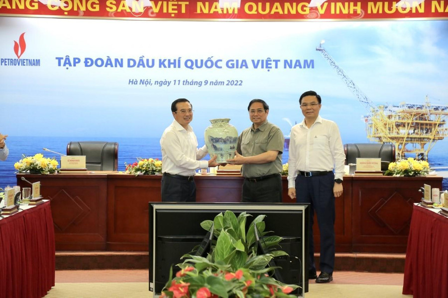 Đại diện lãnh đạo Tập đoàn Petrovietnam nhận quà lưu niệm của Thủ tướng Chính phủ Phạm Minh Chính.