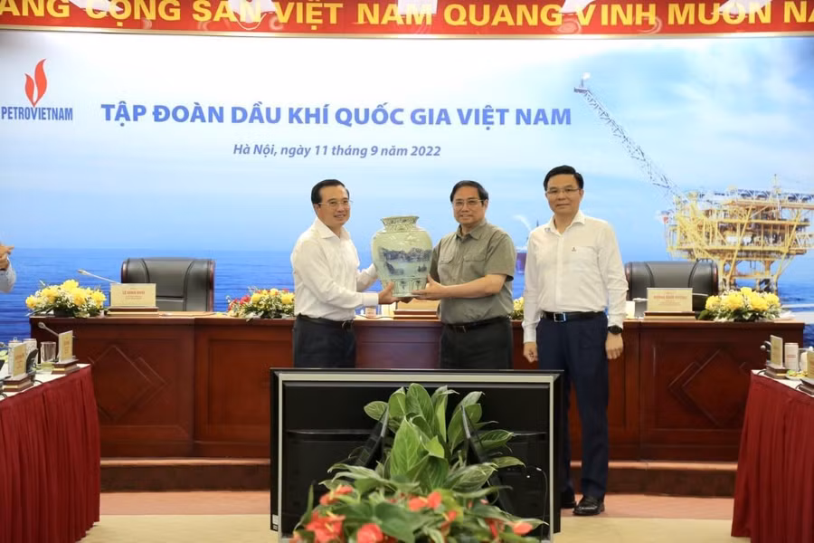 Đại diện lãnh đạo Tập đoàn Petrovietnam nhận quà lưu niệm của Thủ tướng Chính phủ Phạm Minh Chính.